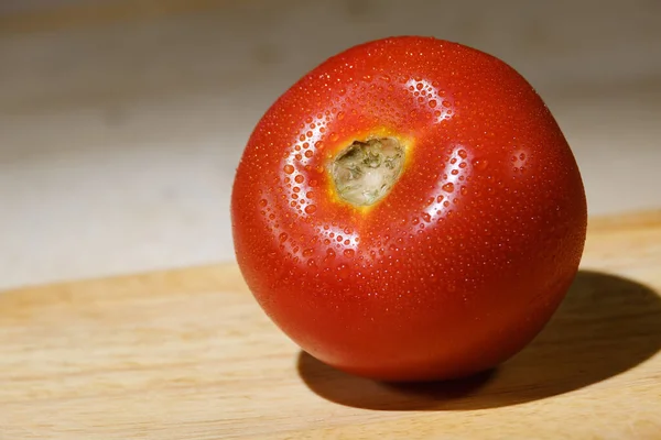 Tomate Vermelho Com Gotas Água Javali Corte — Fotografia de Stock