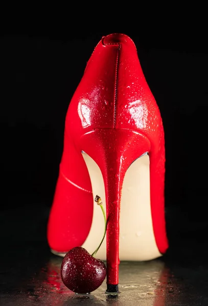 Mojado Con Gotas Agua Hermosa Hembra Brillante Stilettos Rojos Bayas — Foto de Stock