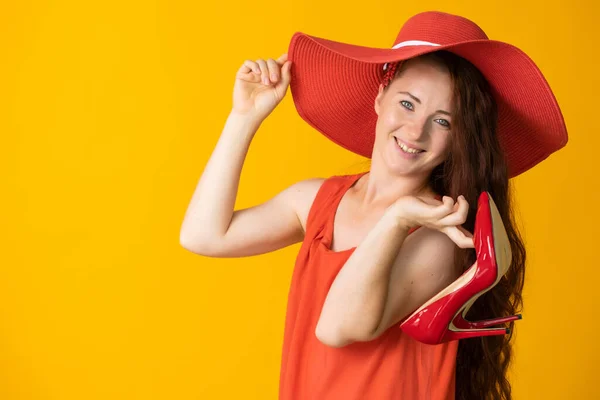 Bela Mulher Com Cabelos Longos Grande Chapéu Vermelho Sapatos Vermelhos — Fotografia de Stock