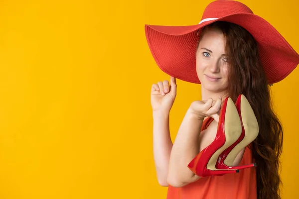 Bela Mulher Com Cabelos Longos Grande Chapéu Vermelho Sapatos Vermelhos — Fotografia de Stock