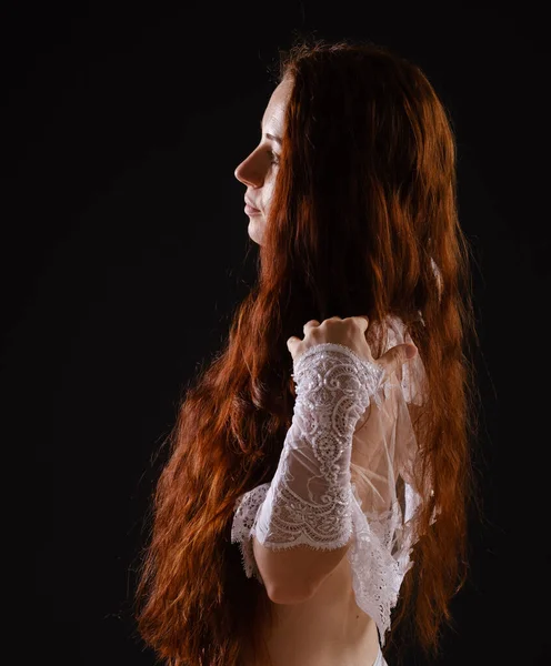 Piękna Kobieta Długimi Czerwonymi Włosami Czarnym — Zdjęcie stockowe