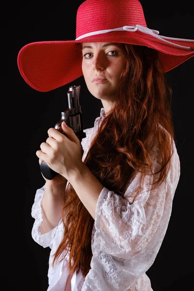 Mooie Vrouw Met Lang Rood Haar Revolver Handen Zwart — Stockfoto