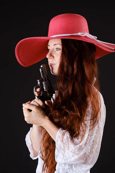Mooie Vrouw Met Lang Rood Haar Revolver Handen Blac — Stockfoto