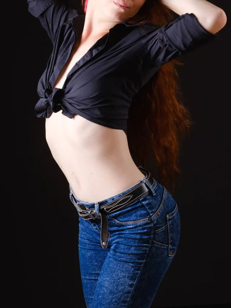 Piękna Młoda Kobieta Długimi Czerwonymi Włosami Dżinsach Nagim Brzuchem Czarnym — Zdjęcie stockowe