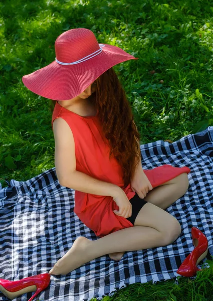 Belle Jeune Femme Dans Une Robe Rouge Chapeau Redresse Bas — Photo