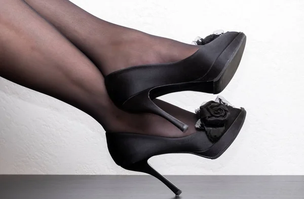Красивые Женские Ноги Черных Колготках Высоких Каблуках — стоковое фото