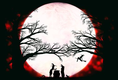 Cadıların siluetleri büyük ayın arka planında, sonbahar ormanlarında kazanın yanında.