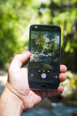 Bir manzara bir cep telefonu ile Fotoğraf çekme