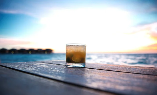 Ijskoud Cocktail Een Strandbar Malediven Bij Zonsondergang — Stockfoto