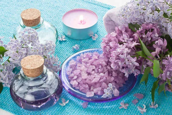 Aromatherapie Ätherisches Glasflasche Meersalz Duftkerze Und Fliederblüte — Stockfoto