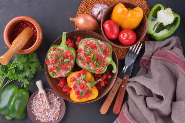 Nadziewane Papryki Kolorowe Ryżu Surowego Mięsa Mielonego Pomidor Natka Pietruszki — Zdjęcie stockowe