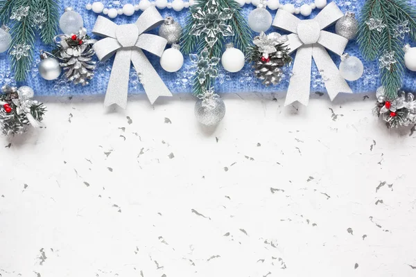 モミの木の枝 ボール 水晶雪片 コーン グリーティング カードのためのスペースを持つ石白地ブルー ウール ニットのセーターに銀のクリスマスの装飾 — ストック写真