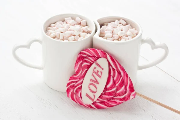 Varm Kakao Dryck Mugg Med Marshmallow Och Röda Karameller Hjärtformade — Stockfoto