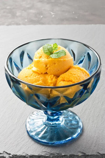 Mango ice cream — Stock Photo, Image