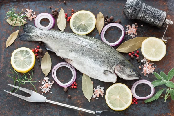 Truite arc-en-ciel et ingrédients pour la cuisson — Photo