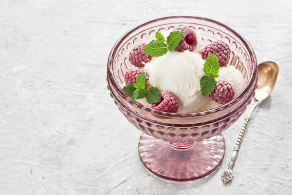 Ванильное Мороженое Замороженными Листьями Мяты Розового Стекла Серебряной Ложкой Сером — стоковое фото