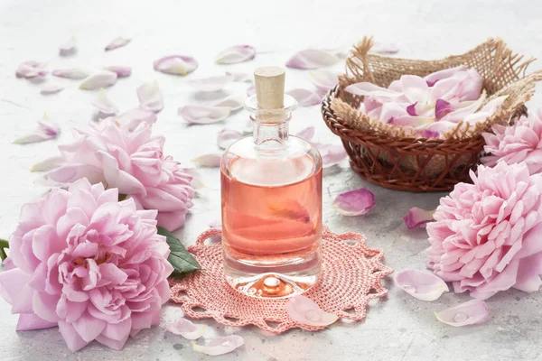 Essenziale Rosa Aroma Olio Bottiglia Vetro Petali Rosa Fiore Massaggio — Foto Stock