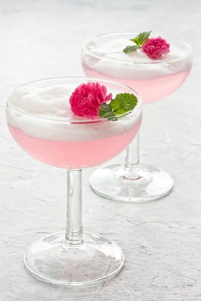 Rosa Ros Cocktail Två Glas Med Protein Skum Dekorerad Ros — Stockfoto