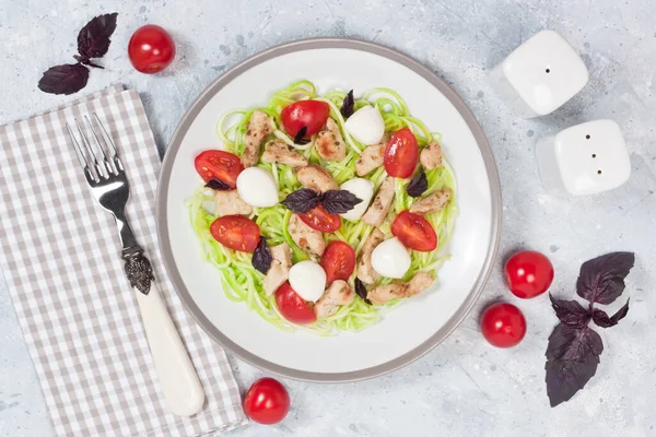 Hälsosam Frukost Med Zucchini Spaghetti Kyckling Mozzarella Och Körsbärstomater Grå Stockbild