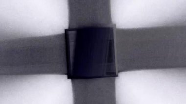 Karanlık Çöken Gürültü Kalıbı Bayrak Çubuklarını Meydan Merkezine Kuruyor