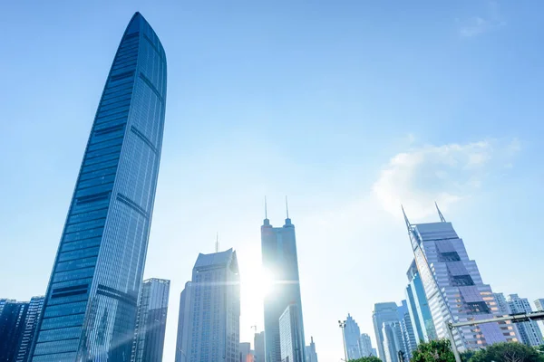 Rascacielos Una Ciudad Moderna Bajo Cielo Azul —  Fotos de Stock