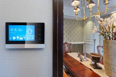 bir tablet ev aletleri kontrol etmek için kullanın.