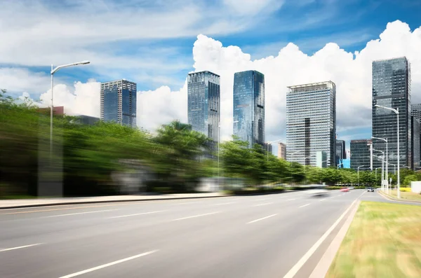 Yeşil Kuşak Ile Modern Şehir Içinde Boş Asfalt Yol — Stok fotoğraf