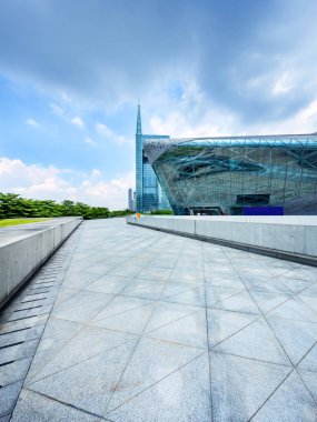 Modern şehrin boş, modern meydanı ve gökdelenleri