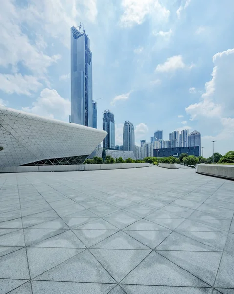 现代城市的空旷 现代化的广场和摩天大楼 — 图库照片