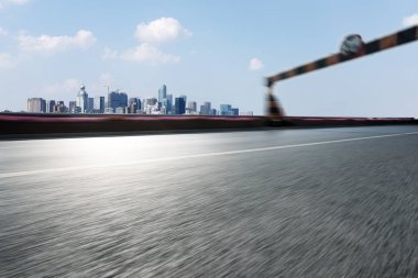 Boş asfalt yoldan modern şehrin manzarası