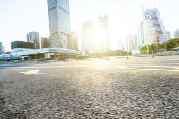 Morden şehrinde asfalt yol