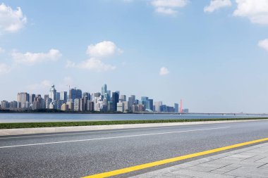 Boş asfalt yoldan modern şehrin manzarası