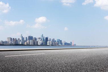 Boş asfalt yoldan modern şehrin manzarası