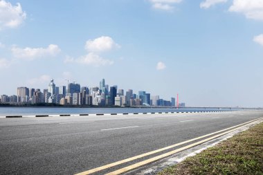 Boş asfalt yoldan modern şehrin manzarası