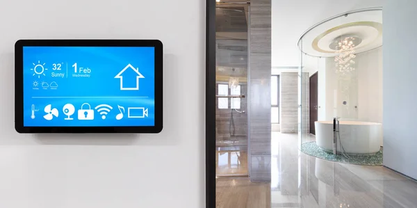 Chytrá Obrazovka Smart Home Moderní Koupelnou — Stock fotografie