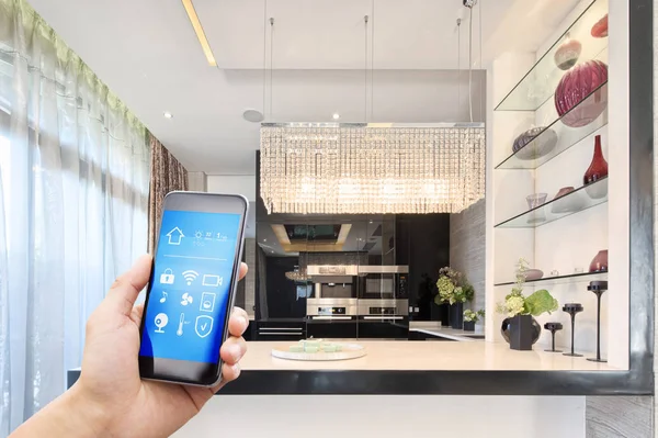 智能手机与应用程序在现代厨房 图库图片