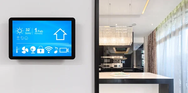 智能屏幕与智能厨房在现代家庭 — 图库照片