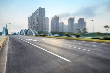 Morden şehrinde asfalt yol