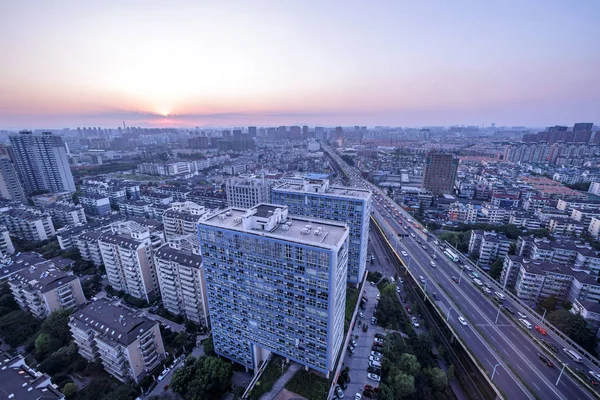 俯瞰视角在蓝蓝的天空下的现代化城市的摩天大楼 — 图库照片