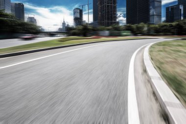 yeşil kuşak ile modern şehir içinde boş asfalt yol