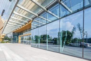 Modern şehrin boş, modern meydanı ve gökdelenleri