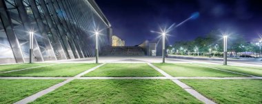 boş, modern kare örtmek ile modern şehir çim