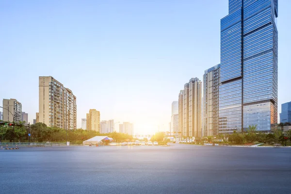 Asfalterad Väg Modern Stad Med Skyskrapor Som Bakgrund — Stockfoto