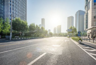 Morden şehrinde asfalt yol