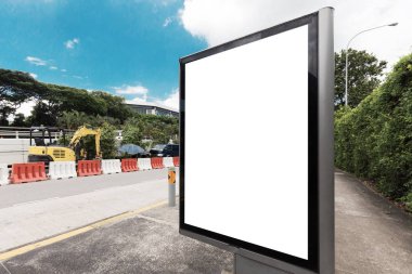 Otobüs durağı Billboard Boş Beyaz Ayrı Kesme Yolu Mavi Gökyüzü Reklam Alanı