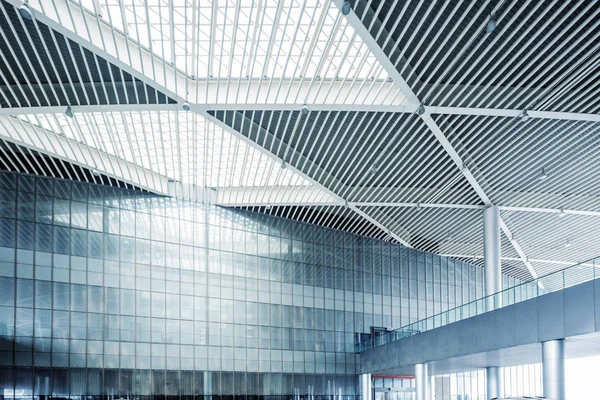 modern iş salonunun içi cam duvarlarla dolu.