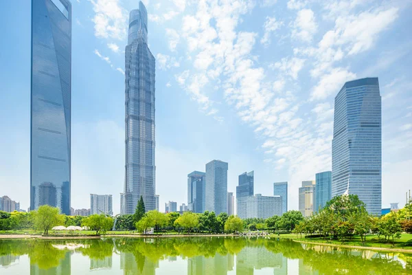 Väg Modern Stad Med Skyskrapor Som Bakgrund — Stockfoto