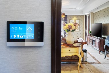 bir tablet ev aletleri kontrol etmek için kullanın.