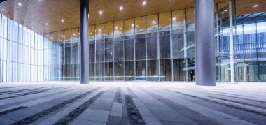 Modern şehrin boş, modern meydanı ve gökdelenleri