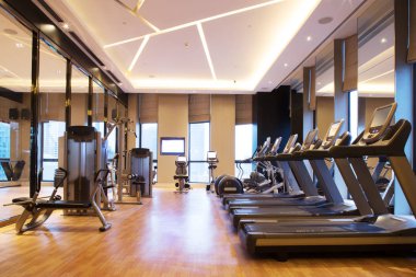 Ekipmanlı bir spor salonu.